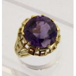 DAMENRING 585/000 Gelbgold mit Amethyst. Brutto ca. 9,7g, Gr. 56 A LADIES RING 585/000 yellow gold