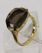 DAMENRING 585/000 Gelbgold mit Rauchtopas. Brutto ca. 6,6g, Gr. 58 A LADIES RING 585/000 yellow gold