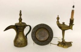 LOT ALTES MESSING Rosenwasser-Kanne, H.30cm; Öllampe, H.25cm und Teller, D.18,5cm A LOT OLD
