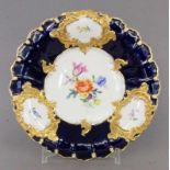 PRUNKTELLER Meissen um 1900 Barockform mit kobaltblauem Fond und farbig gemalten Blumenbouquets im