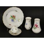 LOT 5 TEILE MEISSENER PORZELLAN 20.Jh. 2 Vasen, H.10,5/11,5cm; Teller, D.20cm und Mokkatasse mit U-