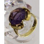 DAMENRING 585/000 Gelbgold mit Amethyst. Brutto ca. 5,8g, Gr. 56 A LADIES RING 585/000 yellow gold