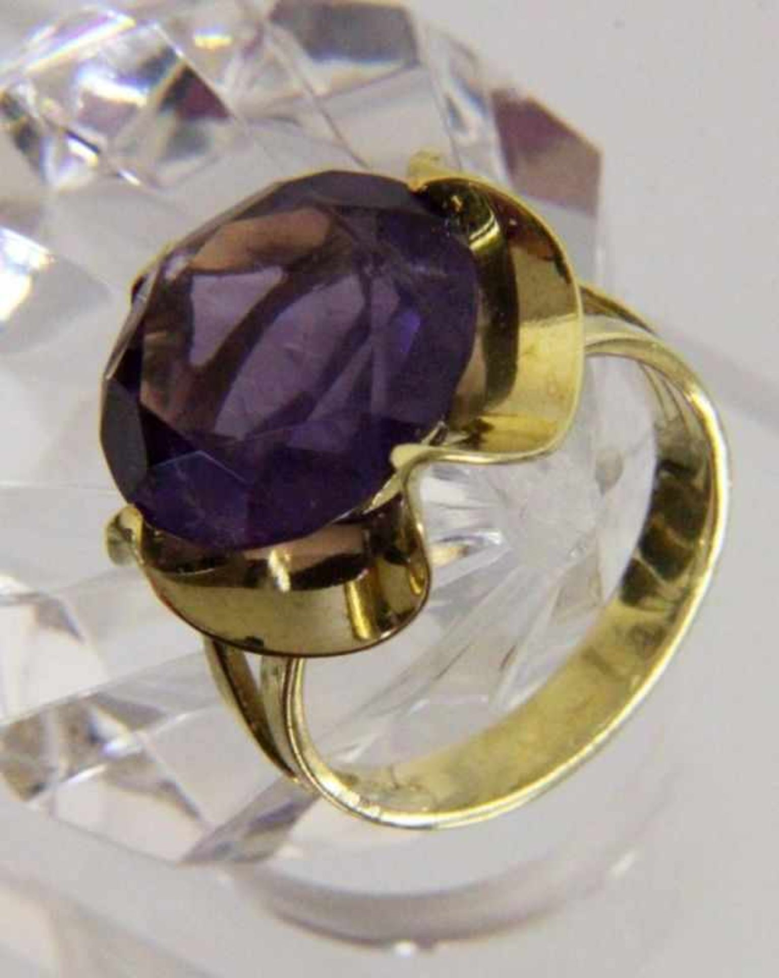 DAMENRING 585/000 Gelbgold mit Amethyst. Brutto ca. 5,8g, Gr. 56 A LADIES RING 585/000 yellow gold