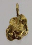 ANHÄNGER MIT FEINGOLDNUGGET Ca. 3,6g A PENDANT WITH FINE GOLD NUGGET Approximately 3.6 g
