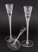 DREI DIGESTIF-KELCHE Farbloses Glas mit eingeschlossenen Spiralfäden im Schaft. H.24cm THREE