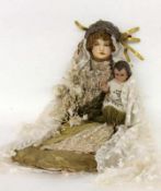 VOTIVGABE 19.Jh. Madonna mit Kind im prächtigen Brokatgewand. Pappmaché und Gips, bemalt. L.62,5cm A