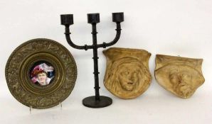 LOT VARIA Wandteller, Messing mit Porzellanminiatur, D.30cm, besch.; Paar Gipsmasken und