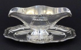 SAUCIERE Schiffchenform mit Unterteller. Versilbertes Metall. Gemarkt. L.25cm, H.11cm A GRAVY BOAT