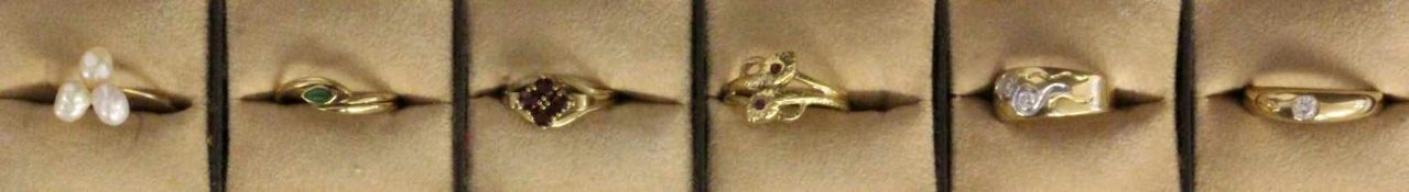 LOT VON 6 DAMENRINGEN 333/000 Gelbgold, teils mit Edelsteinen Zus. ca. 13g A LOT OF 6 LADIES RINGS