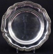 RUNDSCHALE Barockform. Versilbertes Metall. Gemarkt. D.36cm A ROUND BOWL Baroque form. Silver-plated