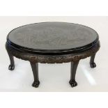 COUCHTISCH China Ebonisiertes Holz mit reich geschnitztem Reliefdekor und Glasplatte. Ovalform,