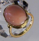 DAMENRING 750/000 Gelbgold mit Engelshautkorallen-Cabochon. Gr.58, Brutto ca. 9,05g A LADIES RING