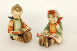 ZWEI HUMMELFIGUREN Goebel 1930er Jahre "Der Bücherwurm". Kinderpaar mit Bilderbüchern. Bunt
