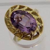 DAMENRING 585/000 Gelbgold mit Amethyst. Brutto ca. 7,4g, Gr. 58 A LADIES RING 585/000 yellow gold