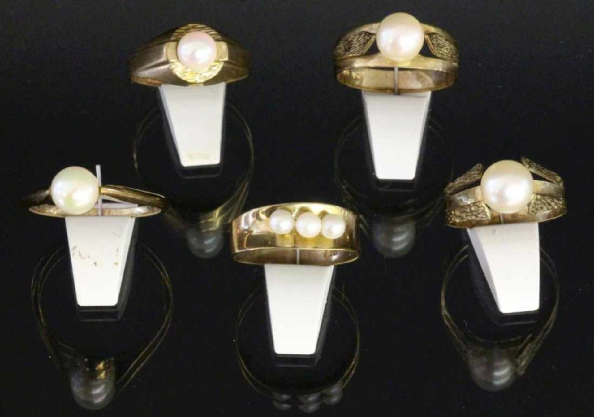 LOT VON 5 DAMENRINGEN 333/000 Gelbgold Perlbesatz, Zus. ca. 10g A LOT OF 5 LADIES RINGS 333/000