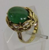 DAMENRING 585/000 Gelbgold mit Jade. Brutto ca. 7,8g, Gr. 58 A LADIES RING 585/000 yellow gold set