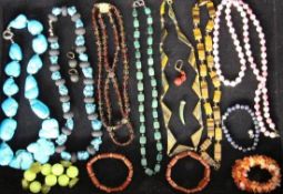 LOT VON 12 TEILEN SCHMUCK Halsketten und Armbänder aus diversen Edelsteinen A LOT OF 12 JEWELLERY