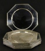 SATZ VON 10 PLATZTELLERN Versilbert. D.31cm A SET OF 10 UNDERPLATES Silver-plated. Diameter 31 cm.