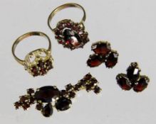 LOT VON 4 TEILEN GRANATSCHMUCK 333/000 Gelbgold. Zus. ca. 17g A LOT OF 4 GARNET JEWELLERY ITEMS