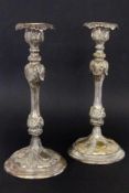 PAAR KERZENLEUCHTER im Barockstil. Messing versilbet. H.36cm. Berieben A PAIR OF CANDLESTICKS in