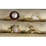 LOT VON 4 DAMENRINGEN 750/000 Gelbgold, teils mit Perlen. Zus. ca. 6,5g A LOT OF 4 LADIES RINGS