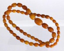 BERNSTEIN HALSKETTE mit ovalen Linsen. L.56cm, verlaufend. Ca. 22g AN AMBER NECKLACE set with oval