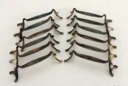 SATZ VON 12 JUGENDSTIL MESSERBÄNKCHEN versilbert A SET OF 12 ART NOUVEAU KNIFE RESTS silver-plated