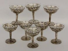 SATZ VON 8 COCKTAILSCHALEN 925/000 Sterling Silber mit farblosen Glaseinsätzen. Gest. H.11,5cm A SET