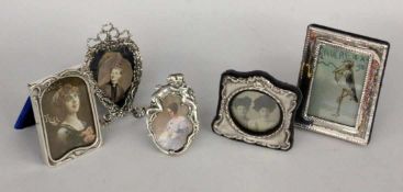 LOT VON 5 TISCHRÄHMCHEN Silber. A LOT OF 5 PHOTOGRAPH FRAMES Silver.