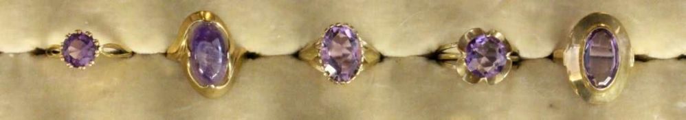 LOT VON 5 DAMENRINGEN 333/000 Gelbgold mit Amethysten, Zus. ca. 16g A LOT OF 5 LADIES RINGS 333/