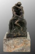 AUGUSTE RODIN (nach) Der Kuss. Patinierte Bronze auf Marmorsockel. Gießerstempel. H.24/34cm (