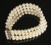 PERLENARMBAND 4-reihig. Schließe 585/000 Weißgold mit Rubinen. L.19cm A PEARL BRACELET 4 strands.