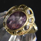 DAMENRING 585/000 Gelbgold mit Amethyst. Gr. 58, Brutto ca. 4g A LADIES RING 585/000 yellow gold set