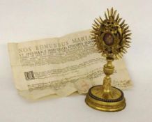 MONSTRANZ MIT CHRISTUSRELIQUE Frankreich um 1783 Bronze vergoldet mit Splitter des Heiligen Kreuz