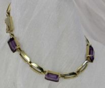 ARMBAND 585/000 Gelbgold mit Amethysten im Carréschliff. L.19cm, brutto ca. 14,5g A BRACELET 585/000