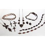 LOT VON 10 TEILEN GRANATSCHMUCK Silber, vergoldet A LOT OF 10 GARNET JEWELLERY ITEMS Gilt silver.