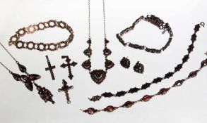 LOT VON 10 TEILEN GRANATSCHMUCK Silber, vergoldet A LOT OF 10 GARNET JEWELLERY ITEMS Gilt silver.