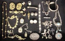 LOT VON 28 TEILEN TRACHTENSCHMUCK meist Silber A LOT OF 28 COSTUME JEWELLERY ITEMS mostly silver