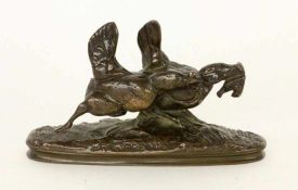 FREMIET, EMMANUEL Paris 1824 - 1910 Zwei Hähne die um die Beute kämpfen. Patinierte Bronze, signiert