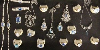 LOT VON 23 TEILEN SILBERSCHMUCK vorwiegend mit Blautopas A LOT OF 23 SILVER JEWELLERY ITEMS mostly