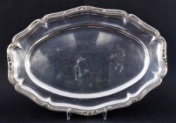 OVALPLATTE Barockform. Versilbertes Metall. Gemarkt. 51x36cm AN OVAL PLATTER Baroque form. Silver-