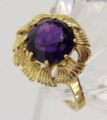 DAMENRING 585/000 Gelbgold mit Amethyst. Brutto ca. 7g, Gr. 58 A LADIES RING 585/000 yellow gold set