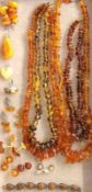 LOT VON 16 TEILEN BERNSTEINSCHMUCK Meist Silberfassungen. Zus. ca. 187g A LOT OF 16 AMBER