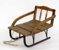 ALTER KINDERSCHLITTEN um 1900 Holzsitz auf Metallkufen. AN OLD CHILDREN SLEDGE ca. 1900 Wooden