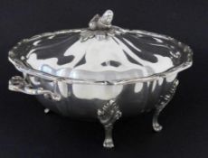 DECKELTERRINE Barockform mit Eichenknauf. Versilbertes Metall. Gemarkt. D.29cm, H.18cm A TUREEN WITH