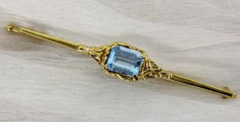 STABBROSCHE 585/000 Gelbgold mit Aquamarin. L.6,5cm, brutto ca. 4,4g A BAR BROOCH 585/000 yellow