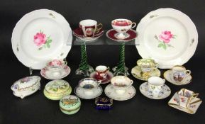 LOT VON 16 TEILEN PORZELLAN Sammeltassen, Döschen und 2 Teller Meissen A LOT 16 PORCELAIN ITEMS An