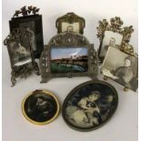 LOT VON 8 TISCHRÄHMCHEN um 1900 Metall, vergoldet A LOT OF 8 PHOTOGRAPH FRAMES ca. 1900 Gilt metal