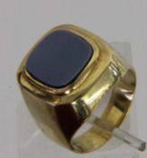 HERRENRING 585/000 Gelbgold mit Lagenstein. Brutto ca. 10,6g, Gr. 62 A MEN'S RING 585/000 yellow