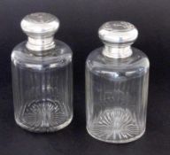 PAAR FLAKONS Frankreich um 1900 Farbloses geschliffenes Glas mit Silbermontur am Hals und